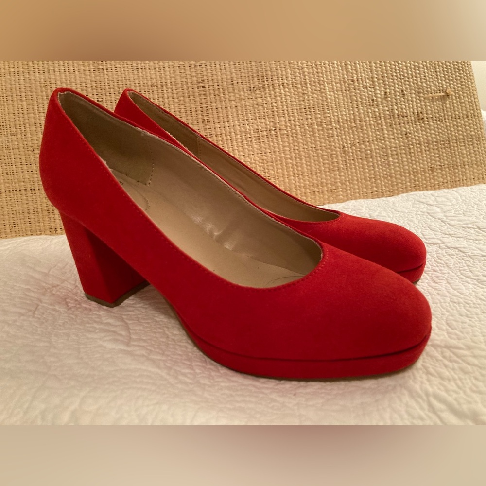 Bandolino Red Suede Block Heel Pumps Red Bandolino suede heel pumps 7 1/2